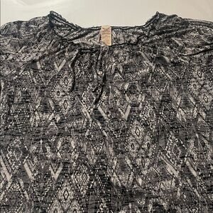 Faded Glory Black and White Patterned Blouse